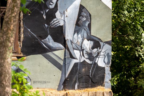 Стену заброшки на Уралмаше украсил автопортрет московской художницы и люди без лиц - Фото 7