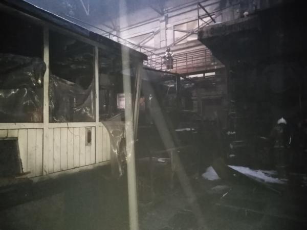 Ранним утром в одном из цехов Каменска-Уральского металлургического завода вспыхнул пожар - Фото 2