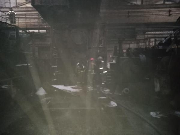 Ранним утром в одном из цехов Каменска-Уральского металлургического завода вспыхнул пожар - Фото 3