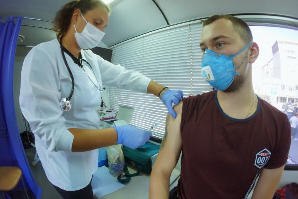 В Свердловской области открыто более 40 мобильных ФАПов, где можно поставить прививку от гриппа    - Фото 2