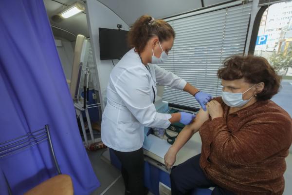 В Свердловской области открыто более 40 мобильных ФАПов, где можно поставить прививку от гриппа    - Фото 3
