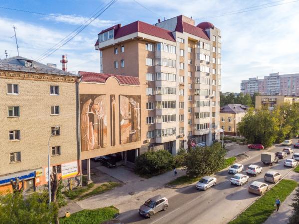 На Эльмаше на стене дома появился гигантский кузнец Гефест - Фото 4