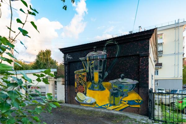 Стену техподстанции на ВИЗе украсил яркий натюрморт с чайником и лимоном - Фото 6