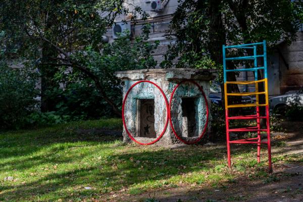 В Екатеринбурге художник украсил стены зданий и дворы яркими железными конструкциями - Фото 4