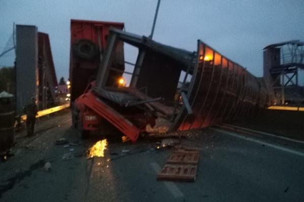 На Челябинском тракте КамАЗ обрушил надземный переход. Есть погибшие - Фото 2