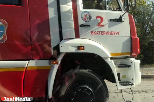 «Видимо, крупный пожар». В Екатеринбурге по Готвальда пронеслись 10 пожарных машин - Фото 3