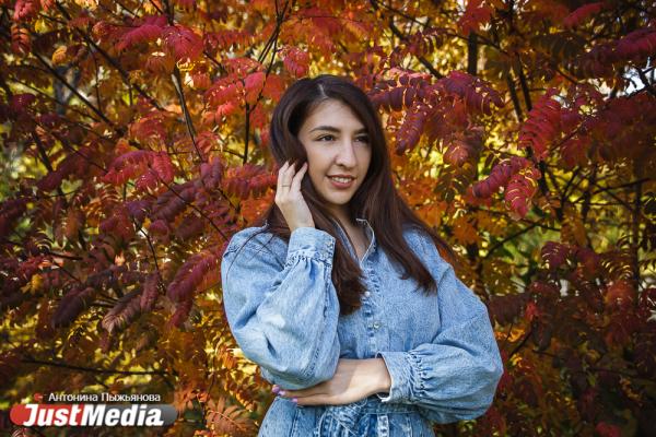 Валентина Коркина, инженер: «Безумно люблю осень за ее романтическую пору. Это так красиво, когда на улице солнышко и красненькие листочки». В Екатеринбурге +5  - Фото 4