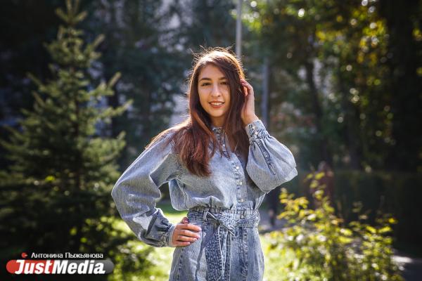 Валентина Коркина, инженер: «Безумно люблю осень за ее романтическую пору. Это так красиво, когда на улице солнышко и красненькие листочки». В Екатеринбурге +5  - Фото 7