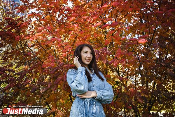 Валентина Коркина, инженер: «Безумно люблю осень за ее романтическую пору. Это так красиво, когда на улице солнышко и красненькие листочки». В Екатеринбурге +5  - Фото 9