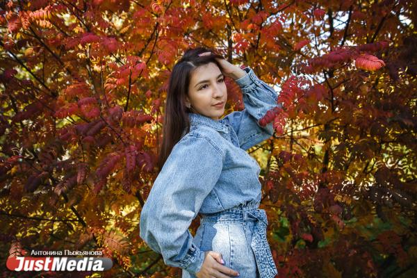 Валентина Коркина, инженер: «Безумно люблю осень за ее романтическую пору. Это так красиво, когда на улице солнышко и красненькие листочки». В Екатеринбурге +5  - Фото 6