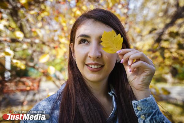 Валентина Коркина, инженер: «Безумно люблю осень за ее романтическую пору. Это так красиво, когда на улице солнышко и красненькие листочки». В Екатеринбурге +5  - Фото 8