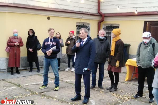 «Его называют бандитским, серым и невзрачным и даже лоскутным одеялом». В Екатеринбурге презентовали путеводитель по Эльмашу - Фото 7