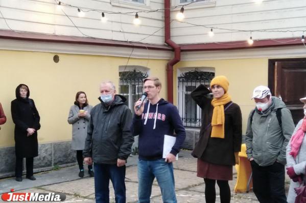«Его называют бандитским, серым и невзрачным и даже лоскутным одеялом». В Екатеринбурге презентовали путеводитель по Эльмашу - Фото 2