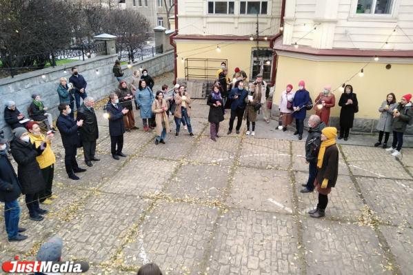 «Его называют бандитским, серым и невзрачным и даже лоскутным одеялом». В Екатеринбурге презентовали путеводитель по Эльмашу - Фото 3