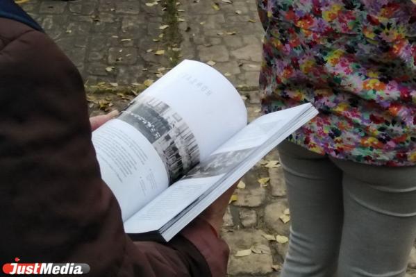 «Его называют бандитским, серым и невзрачным и даже лоскутным одеялом». В Екатеринбурге презентовали путеводитель по Эльмашу - Фото 5