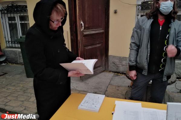 «Его называют бандитским, серым и невзрачным и даже лоскутным одеялом». В Екатеринбурге презентовали путеводитель по Эльмашу - Фото 8