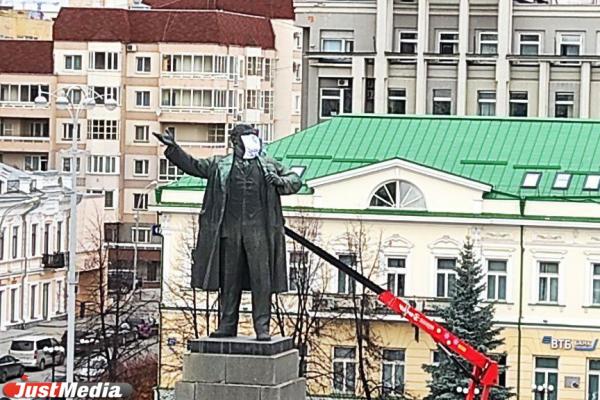 Ленин на площади 1905 года надел медицинскую маску - Фото 3