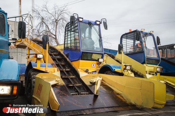 Екатеринбург готовится к приходу зимы. ДЭУ переоборудовали машины для уборки снега - Фото 2
