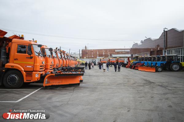 Екатеринбург готовится к приходу зимы. ДЭУ переоборудовали машины для уборки снега - Фото 8