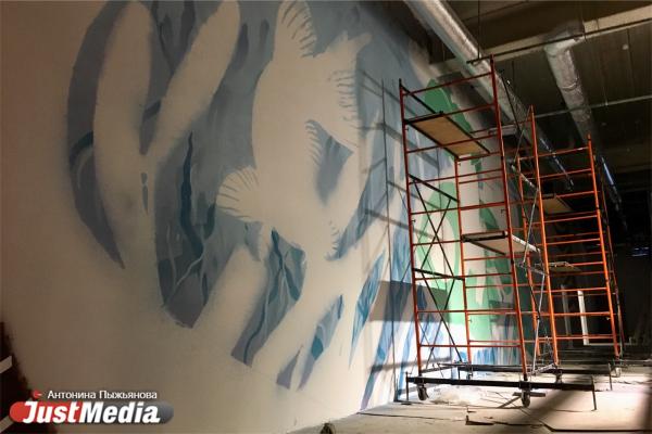 В первом фудмаркете Екатеринбурга «Estory» уличные художники начали расписывать стены - Фото 2