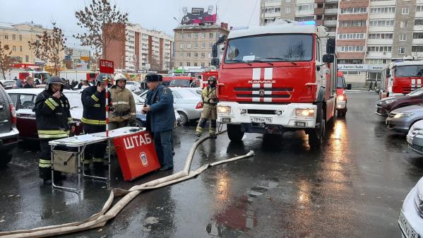 В Екатеринбурге из общежития Горного университета из-за горящего потолка эвакуировали 300 человек - Фото 2
