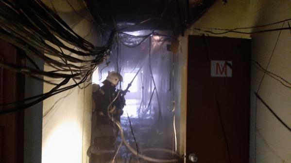 В Екатеринбурге из общежития Горного университета из-за горящего потолка эвакуировали 300 человек - Фото 3