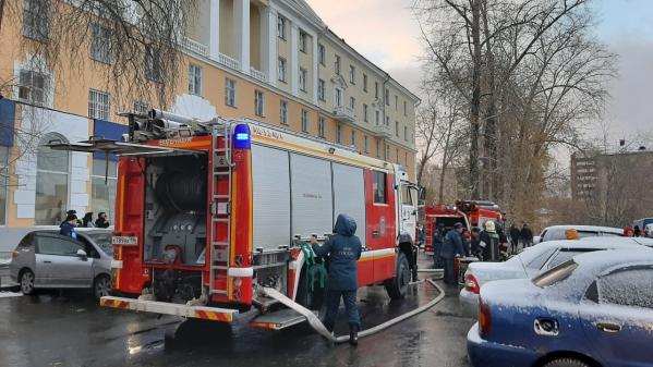 В Екатеринбурге из общежития Горного университета из-за горящего потолка эвакуировали 300 человек - Фото 4
