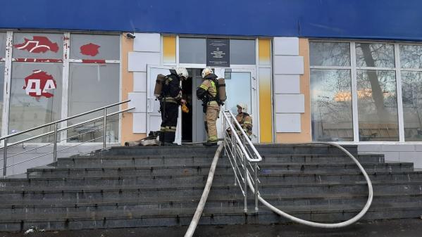 В Екатеринбурге из общежития Горного университета из-за горящего потолка эвакуировали 300 человек - Фото 5