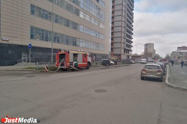 В Екатеринбурге на Щорса полыхает фасад строящейся многоэтажки - Фото 4