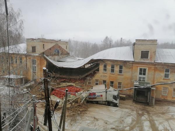 В Дегтярске на площади 300 «квадратов» рухнула крыша и две стены овощехранилища - Фото 2