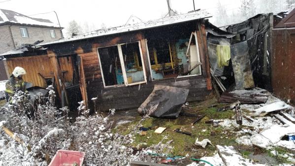 В Екатеринбурге СК начал проверку по факту обнаружения в сгоревшем доме двух трупов  - Фото 2
