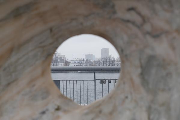 В Екатеринбурге на набережной Исети у «Драмы» появился «Поющий камень»  - Фото 3