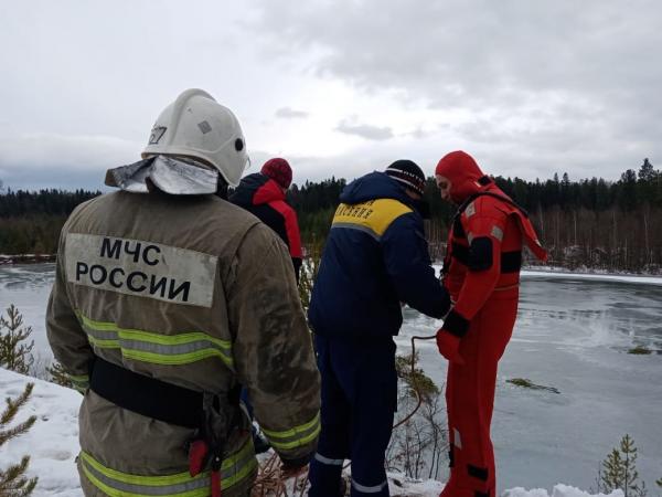 В Свердловской области на затопленном песчаном карьере, провалившись под лед, утонул рыбак - Фото 2