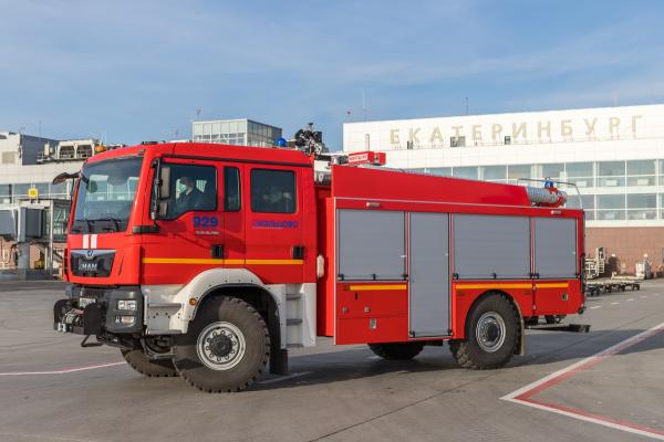 В Кольцово появился «скоростной» пожарный автомобиль с цистерной, где подогревается вода   - Фото 2