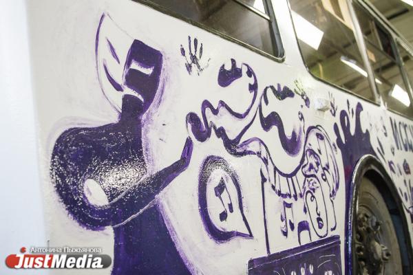 В Екатеринбурге троллейбус превратили в мобильный арт-объект - Фото 7