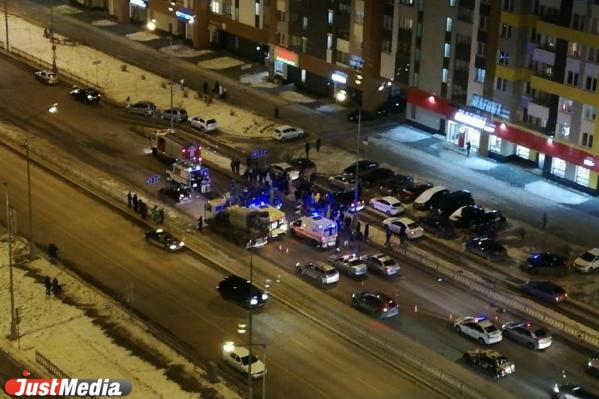 В Академическом пьяный водитель Volkswagen, уходя от столкновения с пешеходами, снес забор и погубил пассажирку. ВИДЕО - Фото 2