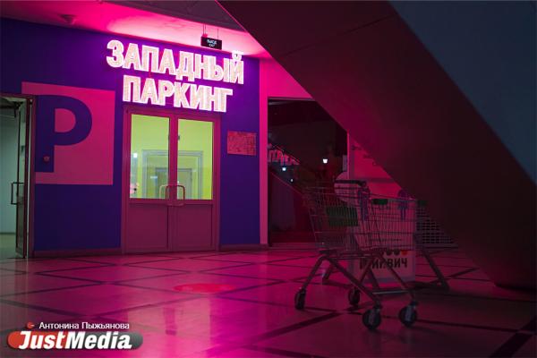 Покупатели спят на скамейках, а по холлам ездят автомобили. Как живет ночью самый большой ТЦ Екатеринбурга - Фото 26