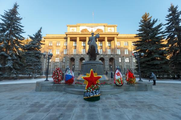Свердловчане возложили цветы к памятнику Георгию Жукову - Фото 2