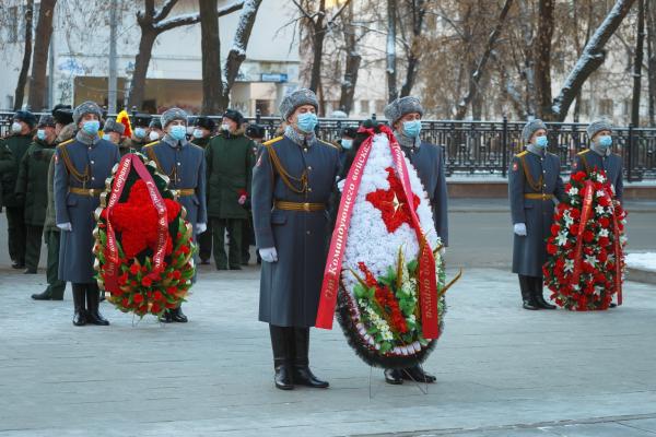 Свердловчане возложили цветы к памятнику Георгию Жукову - Фото 3