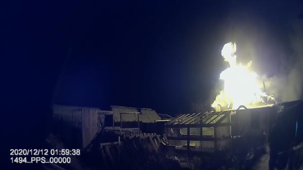 В Екатеринбурге полицейские спасли из горящего дома мужчину и его собаку  - Фото 2