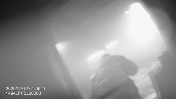 В Екатеринбурге полицейские спасли из горящего дома мужчину и его собаку  - Фото 3