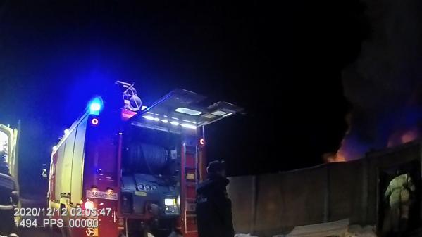 В Екатеринбурге полицейские спасли из горящего дома мужчину и его собаку  - Фото 5