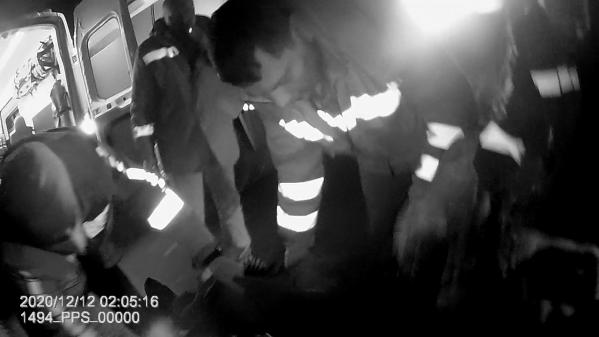 В Екатеринбурге полицейские спасли из горящего дома мужчину и его собаку  - Фото 6