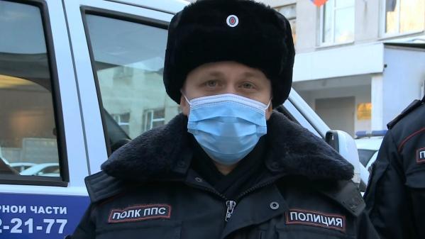 В Екатеринбурге полицейские спасли из горящего дома мужчину и его собаку  - Фото 8