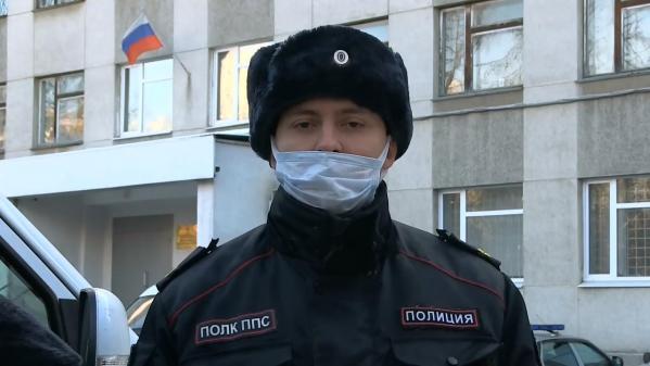 В Екатеринбурге полицейские спасли из горящего дома мужчину и его собаку  - Фото 9