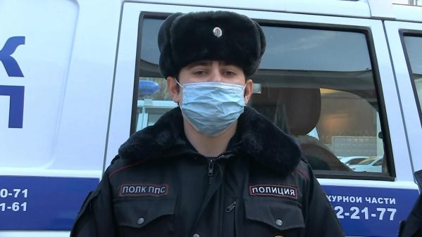 В Екатеринбурге полицейские спасли из горящего дома мужчину и его собаку  - Фото 10