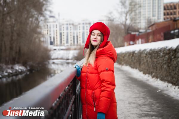 Ольга Татарникова, пресс-секретарь Музея Истории Екатеринбурга:  «Жду снега и морозов, чтобы надеть болоньки и делать «фьють-фьють» штанинами!». В Екатеринбурге -7 градусов - Фото 2