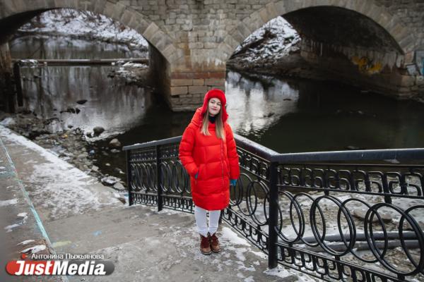 Ольга Татарникова, пресс-секретарь Музея Истории Екатеринбурга:  «Жду снега и морозов, чтобы надеть болоньки и делать «фьють-фьють» штанинами!». В Екатеринбурге -7 градусов - Фото 7