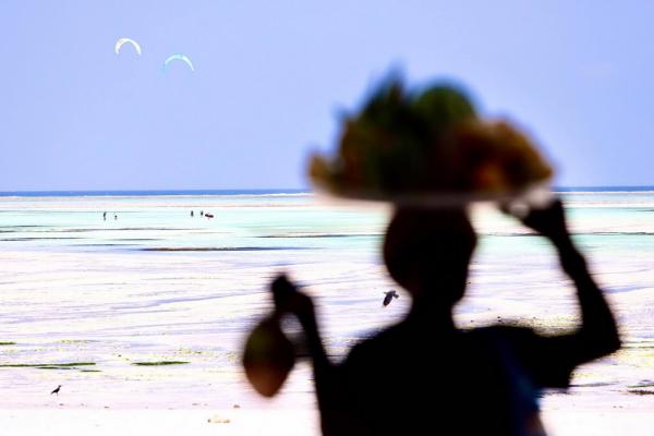 Песочные пляжи, дешевые морепродукты, русская речь и «никакого ковида». Уральский фотопутешественник об отдыхе в Танзании - Фото 11