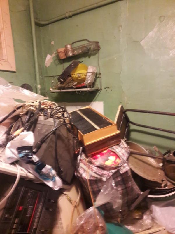 «Екатеринбурггаз» отключил газ екатеринбуржцу, который завалил квартиру старой техникой - Фото 4